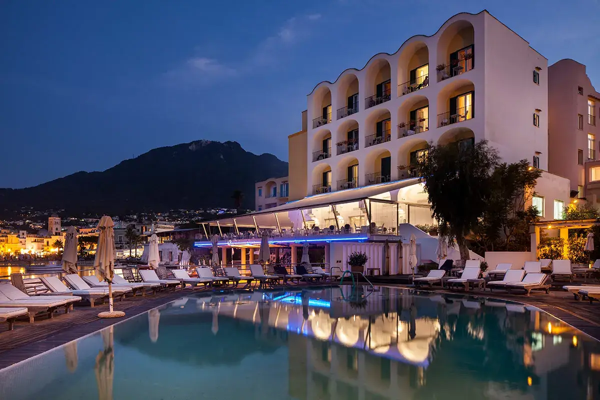 [[Giro del Golfo in otto giorni]]: Albergo Regina Isabella a Ischia