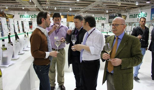 Alberto Mazzoni, a destra, ad una degustazione con dei buyers esteri