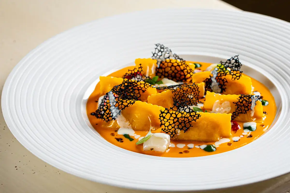 Tortelli di stoccafisso e patate alla pizzaiola con origano e olive disidratate - foto Alberto Blasetti Tortelli di stoccafisso e patate alla pizzaiola con origano e olive disidratate