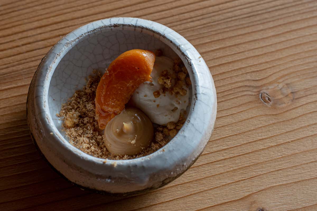 Albicocca brulée, sabbia e chantilly al burro di arachidi, falso mou al cioccolato biondo Dulcey, dragoncello Albicocca brulée, cioccolato e dragoncello