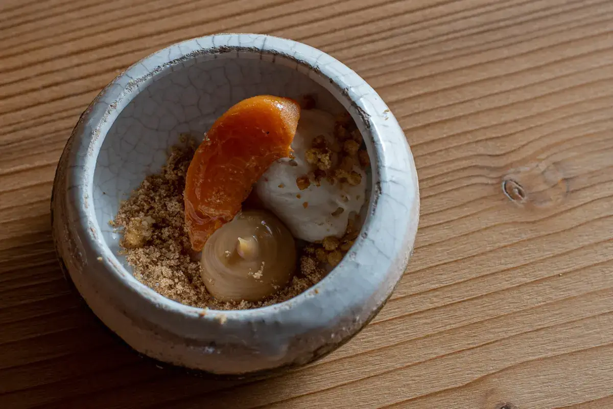 Albicocca brul&eacute;e, sabbia e chantilly al burro di arachidi, falso mou al cioccolato biondo Dulcey, dragoncello Albicocca brul&eacute;e, cioccolato e dragoncello