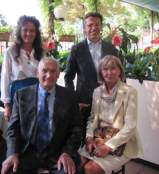 Da sin: Aldo Beretta,seduto, con la moglie Lucia; in piedi Rossana e Gianni Cornacchia Da sin: Aldo Beretta,seduto, con la moglie Lucia; in piedi Rossana e Gianni Cornacchia