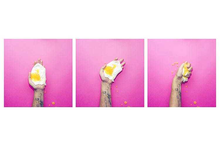 Ale Desole - Egg in hand -  Foto dipinti installazioni e illustrazioni Foodgraphia trasforma il cibo in arte