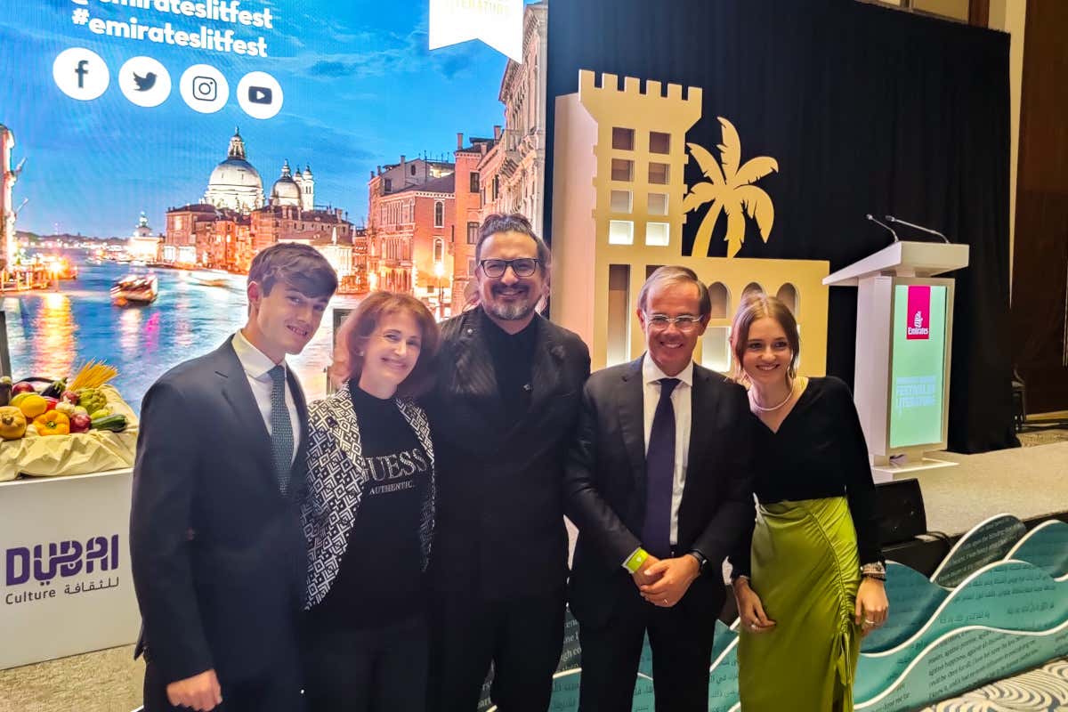 Alessandro Borghese, terzo da sinistra a Dubai per Expo 2022 