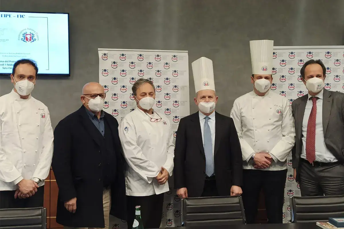 Alessandro Circiello, Claudio Sadler, Salvatore Bruno, Lino Stoppani, Rocco Pozzulo e Roberto Calugi La Cucina &egrave; finalmente unita. [Ecco la brigata del buon&nbsp; cibo italiano]