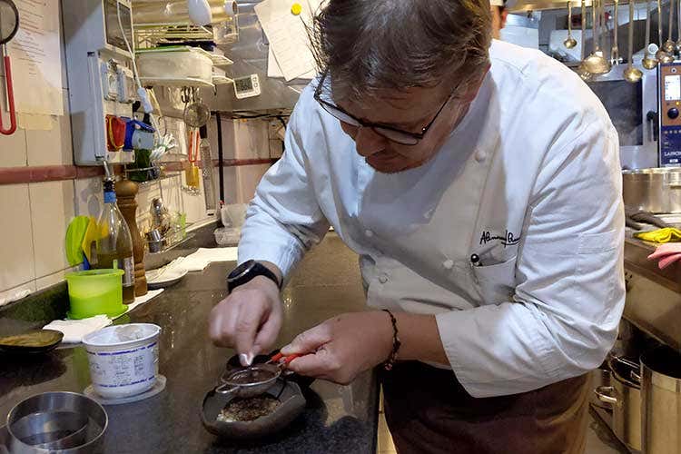 Alessandro Gilmozzi spolvera il suo Risotto - Risotti e spritz a base di... pigne Gilmozzi: L'antispreco in montagna!