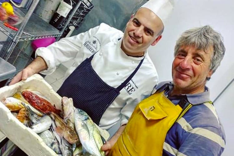 Alfonso Caputo e le materie prime per la sua cucina stellata - Menu e pagamenti da smartphone La Taverna del Capitano è pronta