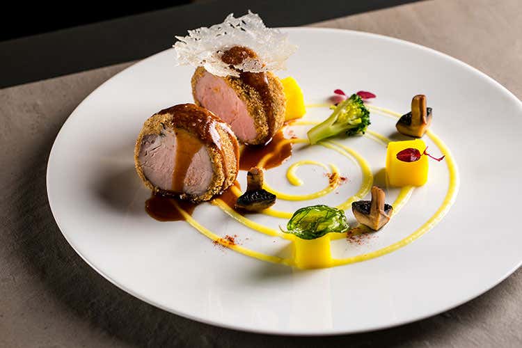 Filetto di maialino in crosta di nocciole viene servito sulla minestra maritata tipica napoletano con scarola, bieta e broccoli - Alfonso Crisci sostituisce Glowig al Barrique di Poggio Le Volpi