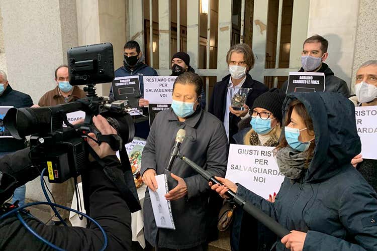 Alfredo Zini - Ristoratori milanesi dal Prefetto 350 consegnano le chiavi del locale