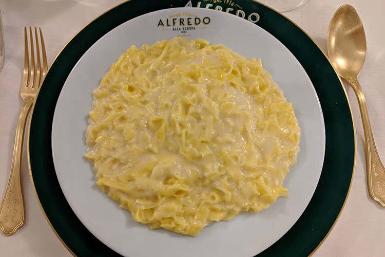 Le Fettuccine all'Alfredo, accompagnate dalle Posate d'oro (Alfredo alla Scrofa guarda avanti Presto un franchising di fettuccine)