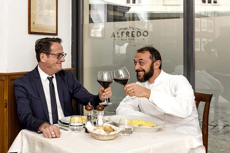 Carlo Paragona e Mirko Moglioni - Fettuccine preparate a domicilio Alfredo alla Scrofa pronto a partire Carlo Paragona e Mirko Moglioni - Fettuccine preparate a domicilio Alfredo alla Scrofa pronto a partire