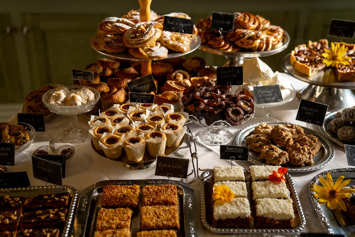 Il rito della fika ad Alingsås: la pausa caffè svedese tra palazzi storici e giardini nascosti