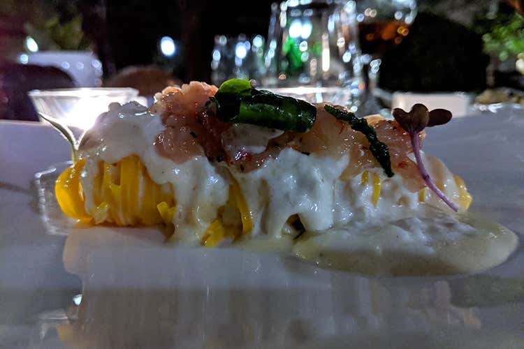 Tagliolini al limone con burrata d'Andria, gambero rosso di Mazara del Vallo, asparagi di mare e foglia d'ostrica (All'Assaje con Lorenzo Di Gravio Un fine dining per tutti i giorni)