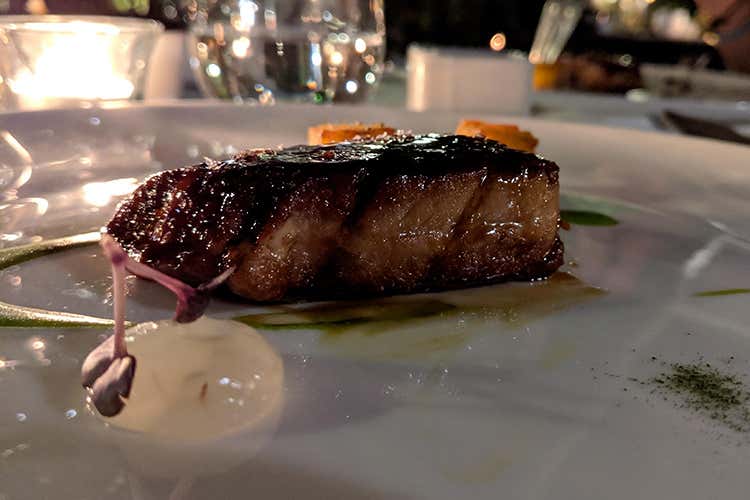 Ventresca di tonno, fondo di crema di asparago, polvere di prezzemolo, salsa di agrumi e millefoglie di patate (All'Assaje con Lorenzo Di Gravio Un fine dining per tutti i giorni)