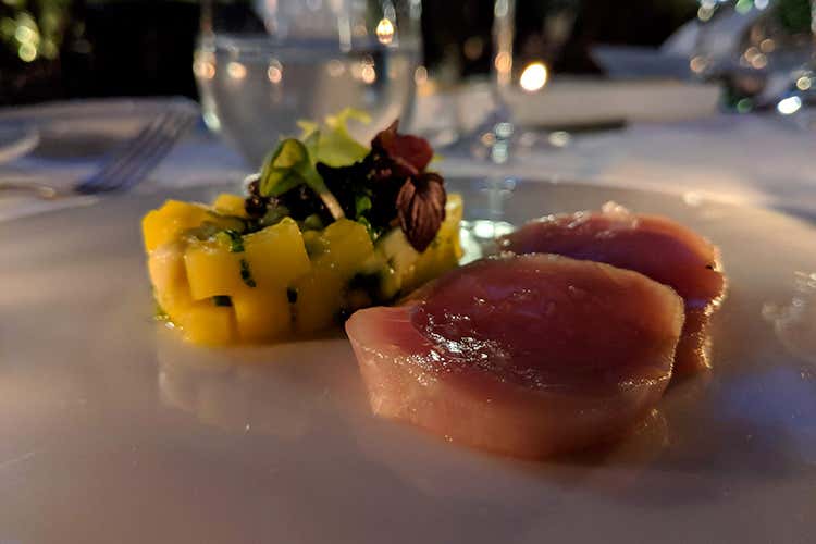 Ricciola marinata in acqua di pomodoro e pepe di Sichuan, avocado, mango e Caviale Calvisius (All'Assaje con Lorenzo Di Gravio Un fine dining per tutti i giorni)