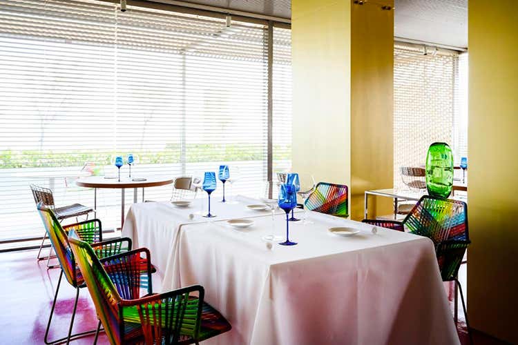 Gli interni de La Madonnina del Pescatore (Alla Madonnina di Cedroni i piatti che hanno fatto la storia)