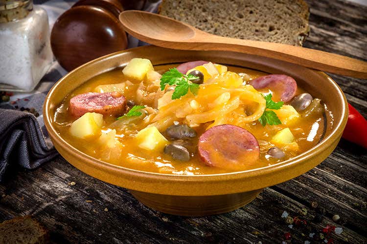 La Jota è una na minestra a base di rape acide, patate, fagioli e un pezzettino di carne affumicata - Alla scoperta della cucina slovena: i segreti della minestra Jota La Jota è una na minestra a base di rape acide, patate, fagioli e un pezzettino di carne affumicata - Alla scoperta della cucina slovena: i segreti della minestra Jota