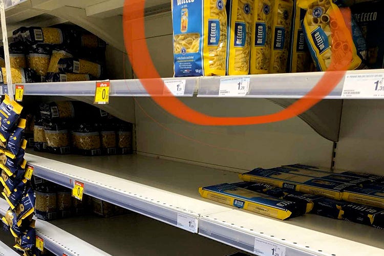 La foto incriminante: le penne de Cecco abbandonate sullo scaffale di un supermercato - Alle penne lisce scivola addosso anche il coronavirus di turno