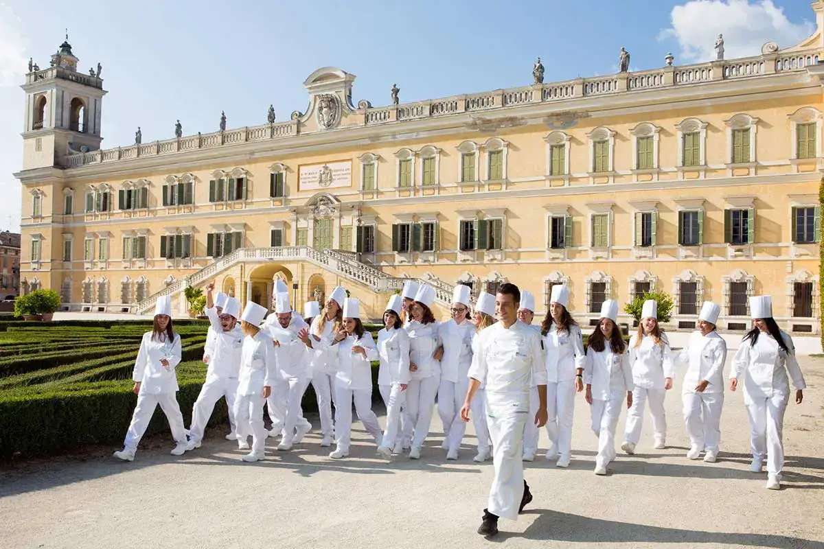 I concorrenti della Selezione Nord di fronte alla Reggia di Colorno, sede di Alma Emergente Chef e Pizza: le Selezioni Nord ad Alma