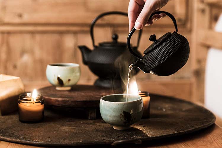La cerimonia del t&egrave; - Alp-detox al Silena tra libri, yoga e t&egrave;