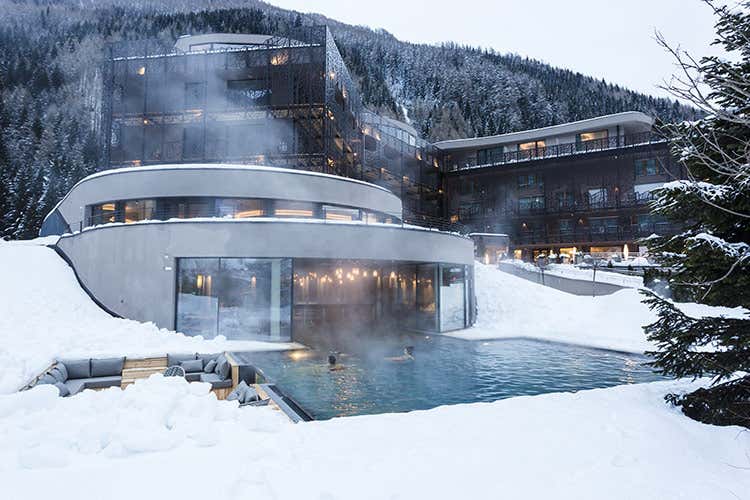 Ci si può rilassare nella grande piscina outdoor riscaldata con vista sulle cime - Alp-detox al Silena tra libri, yoga e tè Ci si può rilassare nella grande piscina outdoor riscaldata con vista sulle cime - Alp-detox al Silena tra libri, yoga e tè