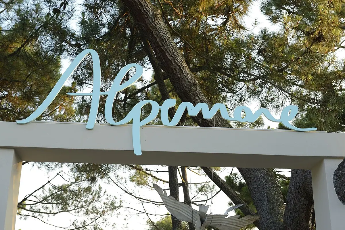 Cinque anni per il Bagno Alpemare Cinque anni per il Bagno Alpemare. Festa al Forte con piatti signature con Champagne