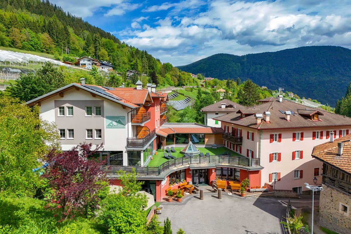 C’è una valle tra rovine ancestrali e silenzi inquieti, in cui la Mela Dop affascinò Sissi C’è una valle tra rovine ancestrali e silenzi inquieti, in cui la Mela Dop affascinò Sissi