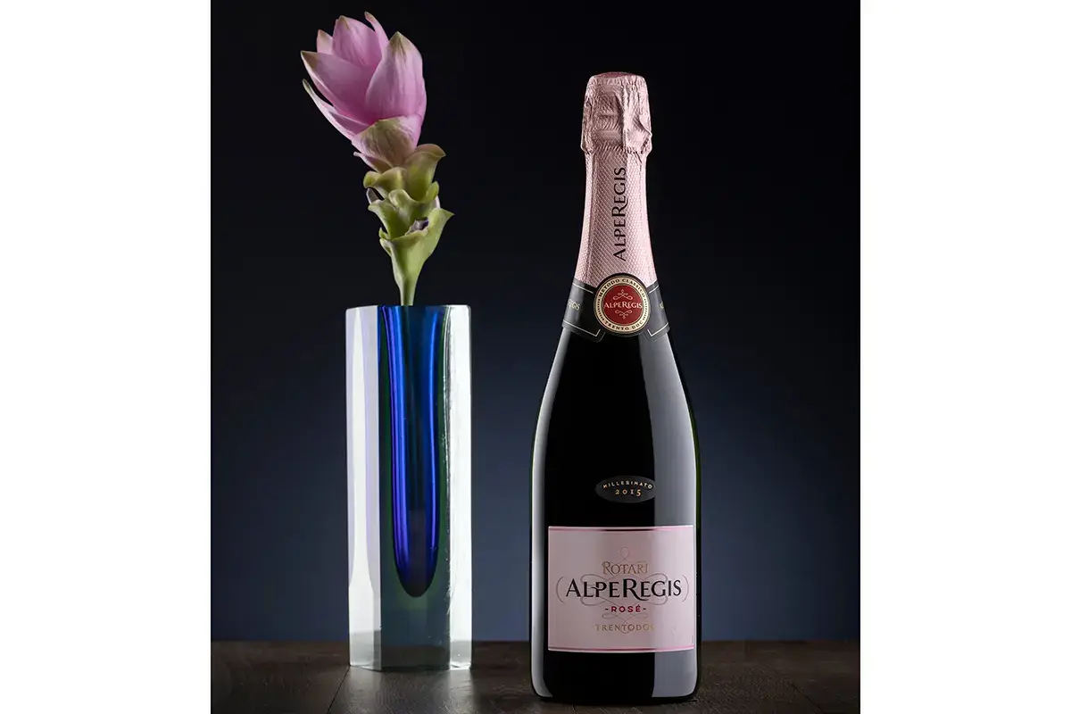 Rotari AlpeRegis Brut Ros&eacute;, il cuore rosa del Trentodoc
