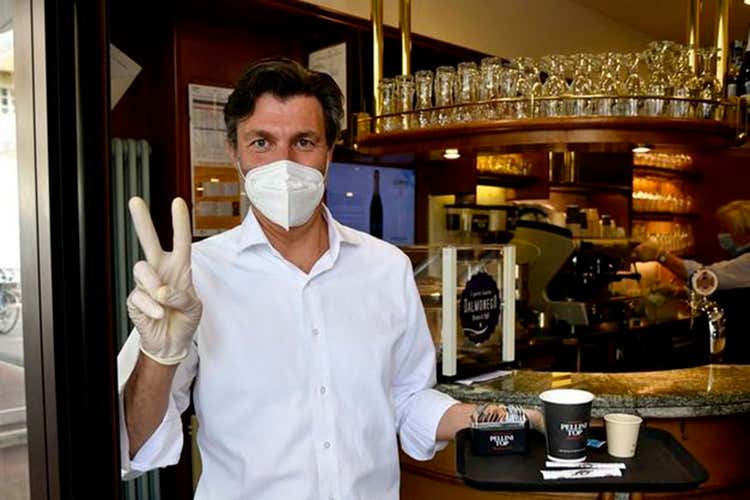 Via l'obbligo delle mascherine per il personale del ristorante, van bene foulard o scaldacollo