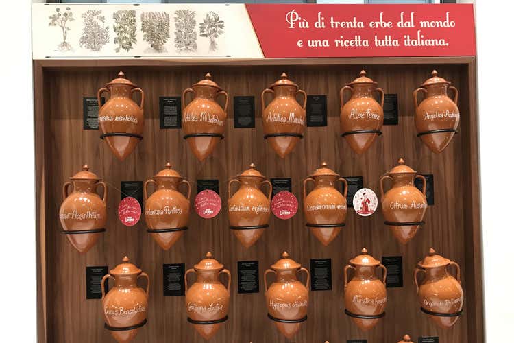(Amaro Lucano pronto per Natale Bottiglia speciale e panettone ad hoc) (Amaro Lucano pronto per Natale Bottiglia speciale e panettone ad hoc)