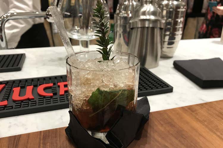 (Amaro Lucano pronto per Natale Bottiglia speciale e panettone ad hoc) (Amaro Lucano pronto per Natale Bottiglia speciale e panettone ad hoc)