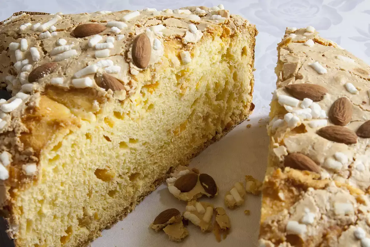 La Colomba, tradizionale o con le sue varianti, &egrave; sempre il simbolo del dolce pasquale La mano dell&rsquo;artigiano per modellare il dolce di Pasqua
