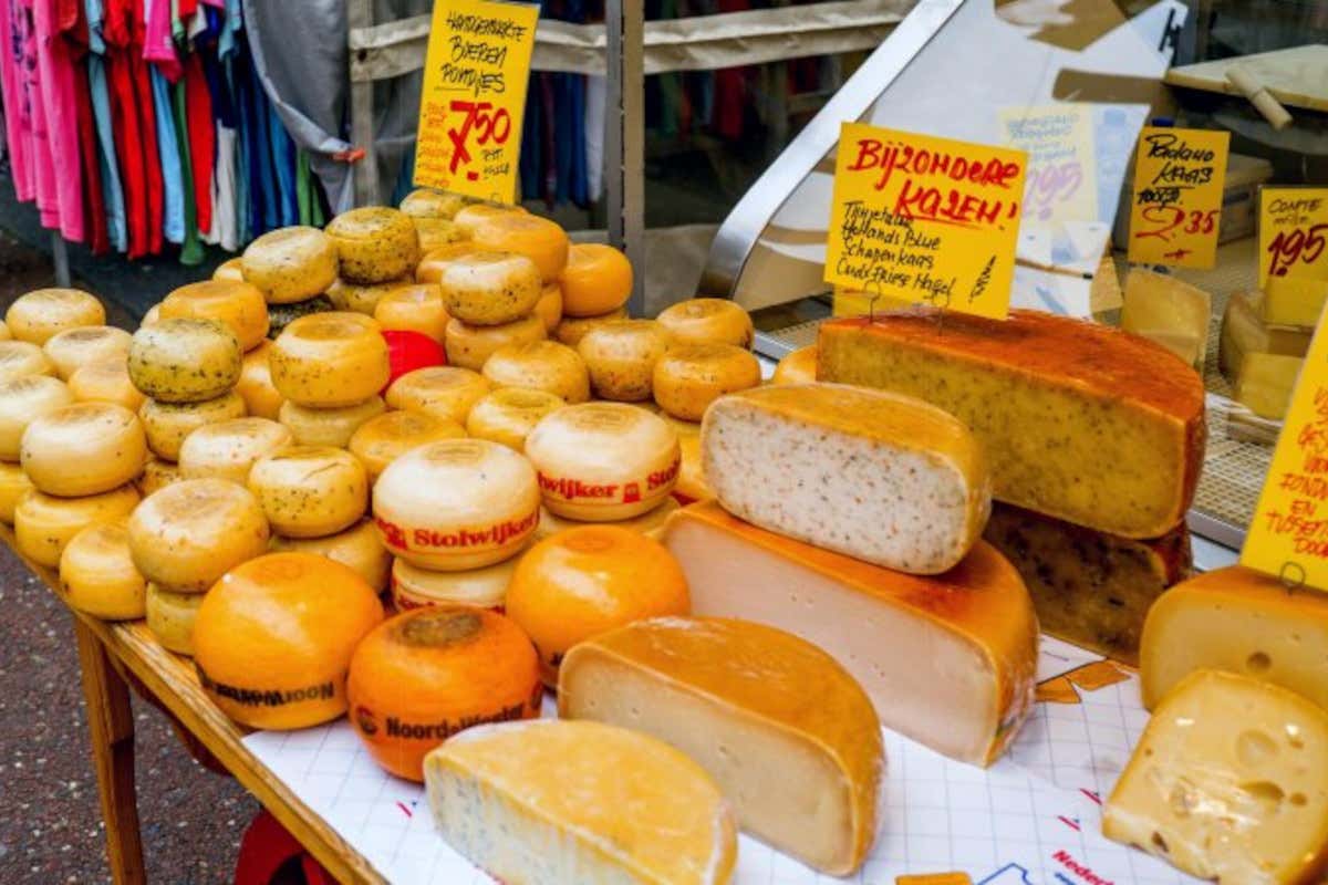 Bancarella di forimaggi Gouda all'Albert Cuypmarkt Sette proposte gourmet e veloci per assaporare Amsterdam