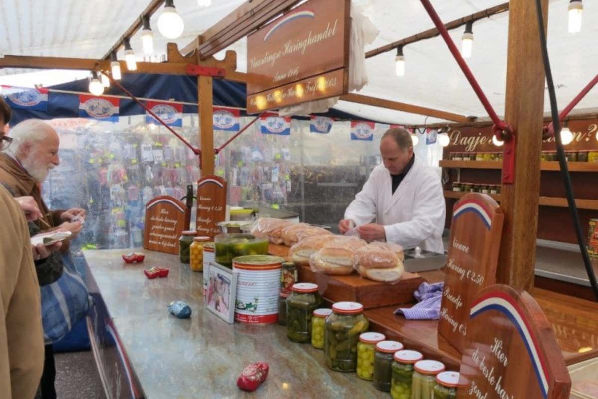 Negozio di alimentari situato nell'Albert Cuypmarkt Sette proposte gourmet e veloci per assaporare Amsterdam
