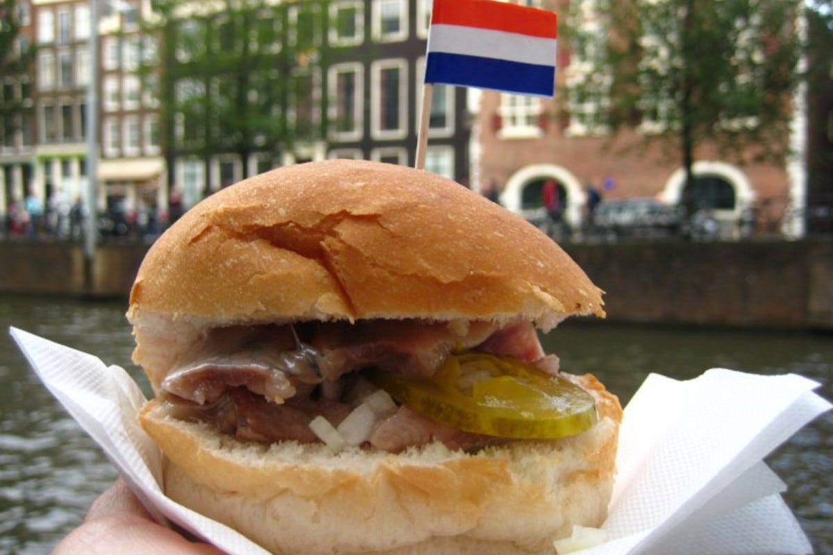 Il Broodje Haring, il mitico panino con l'aringa di Amsterdam Sette proposte gourmet e veloci per assaporare Amsterdam
