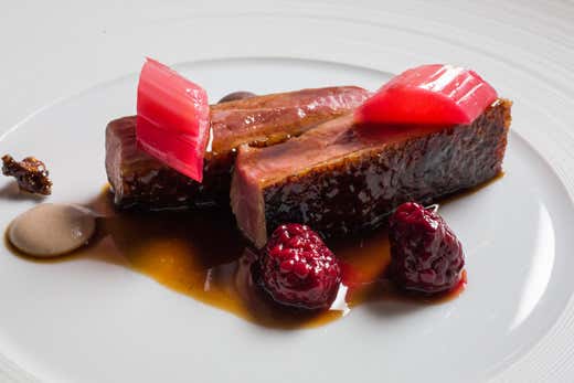 Anatra con more, rabarbaro e crema di noci