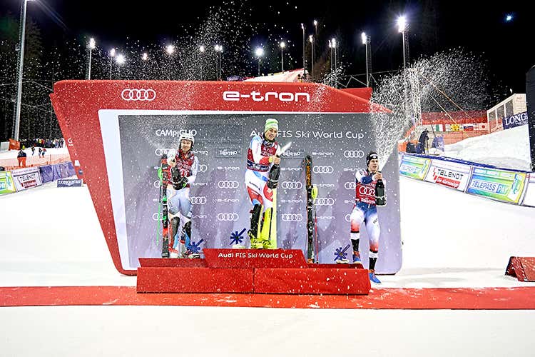 Anche sul podio dello scorso anno si stappavano bottiglie di Ferrari (Anche quest'anno Ferrari sulla neve Si stapperà per il podio della 3Tre) Anche sul podio dello scorso anno si stappavano bottiglie di Ferrari (Anche quest'anno Ferrari sulla neve Si stapperà per il podio della 3Tre)