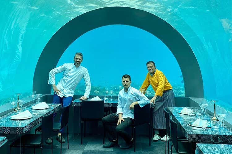 Andrea Berton, Alessandro Sciarrone e Giovanni De Ambrosis Andrea Berton… sotto acqua Nuova collaborazione alle Maldive Andrea Berton, Alessandro Sciarrone e Giovanni De Ambrosis Andrea Berton… sotto acqua Nuova collaborazione alle Maldive