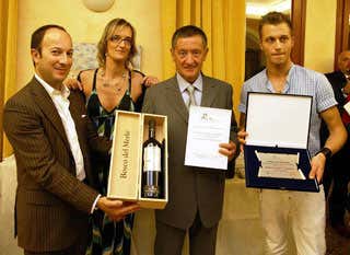 Andrea Bozzato (primo a destra) ritira il premio