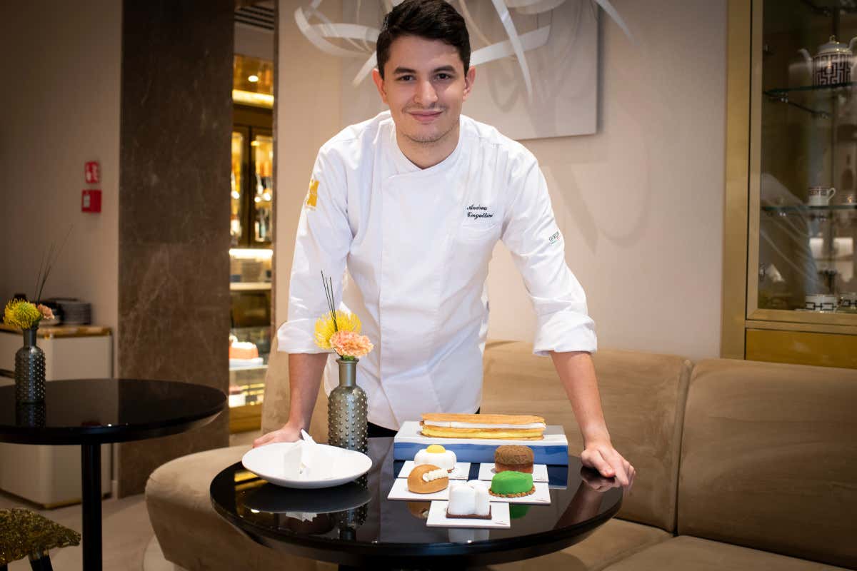 Il resident pastry chef Andrea Cingottini È tempo di afternoon tea da Velo, il salotto dolce del The First Roma Dolce