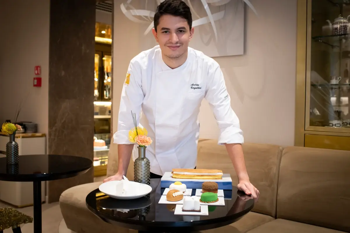 Il resident pastry chef Andrea Cingottini &Egrave; tempo di afternoon tea da Velo, il salotto dolce del The First Roma Dolce