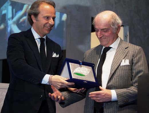 Nazareno Latini, a destra, riceve il premio da Andrea Della Valle Nazareno Latini, a destra, riceve il premio da Andrea Della Valle