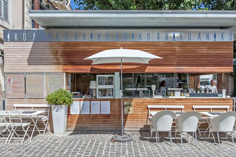 (Anikò diventa chiostro street food Cocktail e vini completano l’offerta) (Anikò diventa chiostro street food Cocktail e vini completano l’offerta)