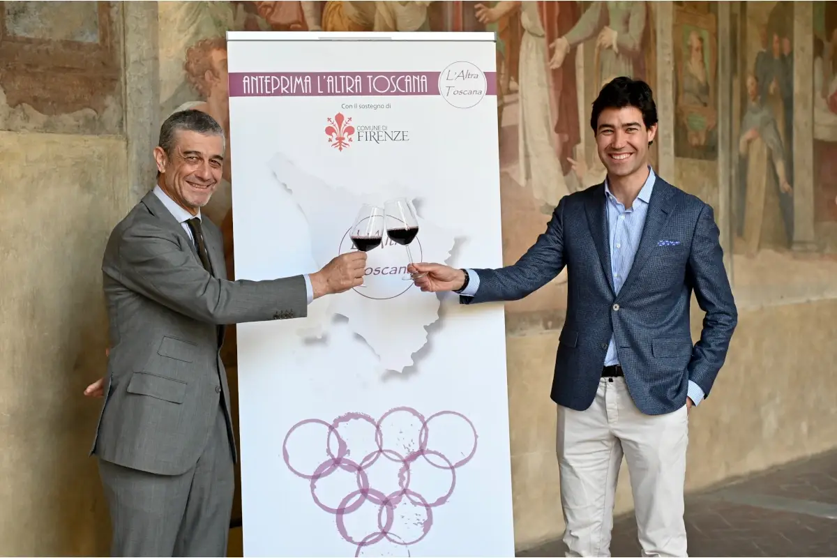 Da sinistra Francesco Mazzei, presidente di l'Altra Toscana con il master of wine Gabriele Gorelli I vini de l&rsquo;Altra Toscana in mostra alle Anteprime