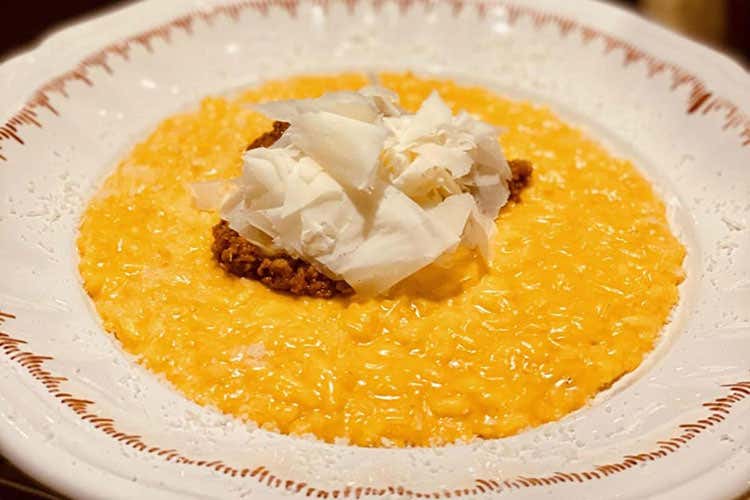 Risotto Carnaroli mantecato alla "vecchia Lodi" con zafferano, rag&ugrave; di salsiccia e pancetta - Cucina lodigiana di casa all'Antica Osteria del Cerreto