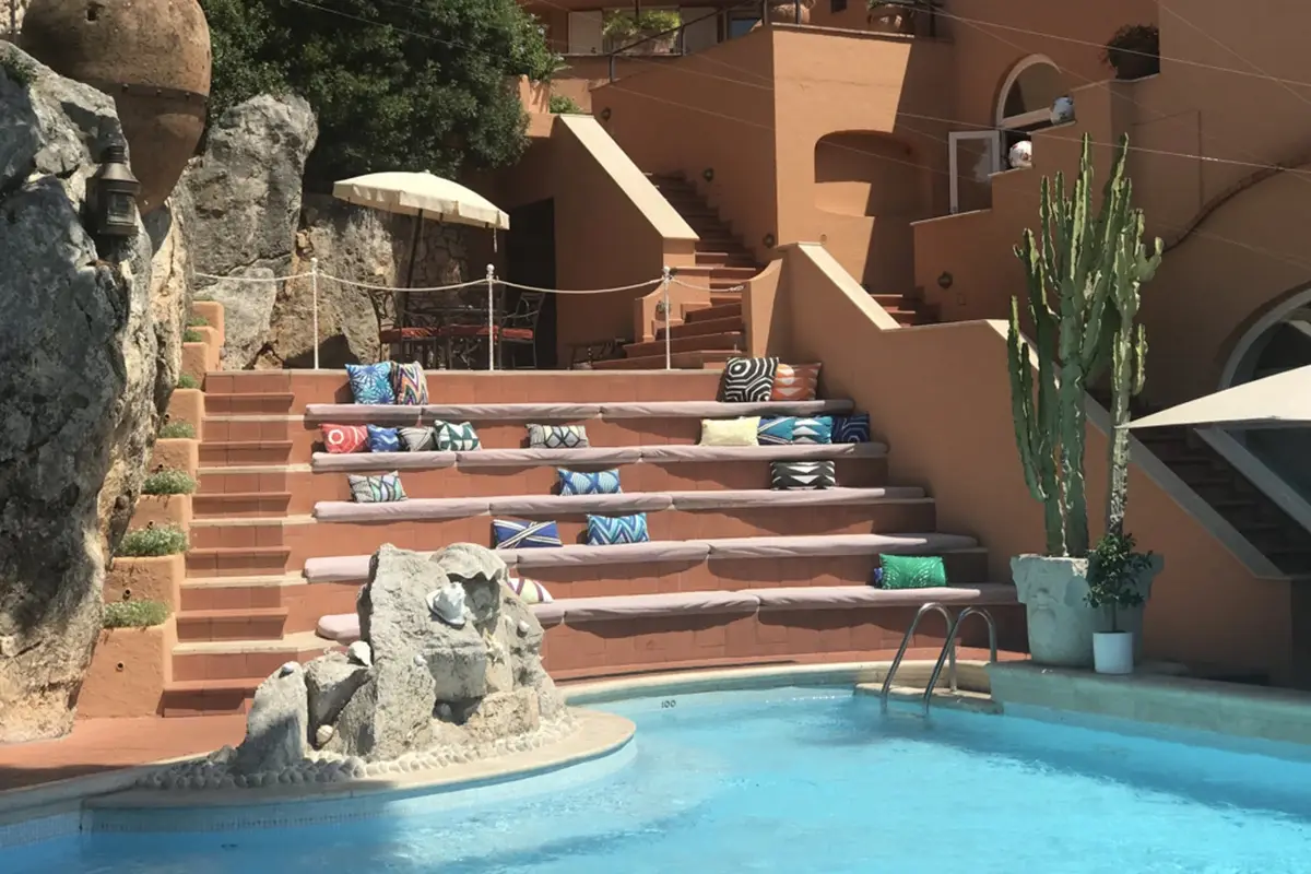 Anfiteatro sulla piscina La magia di Capri in una casa: benvenuti all’Hotel Punta Tragara