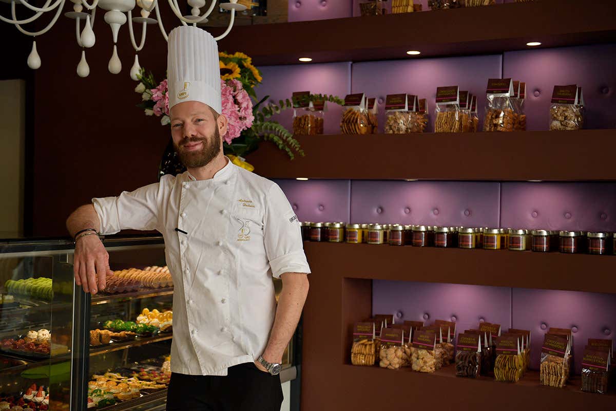 Antonio Daloiso nella sua pasticceria Pasticceria Daloiso a Barletta, estro artistico ed energia