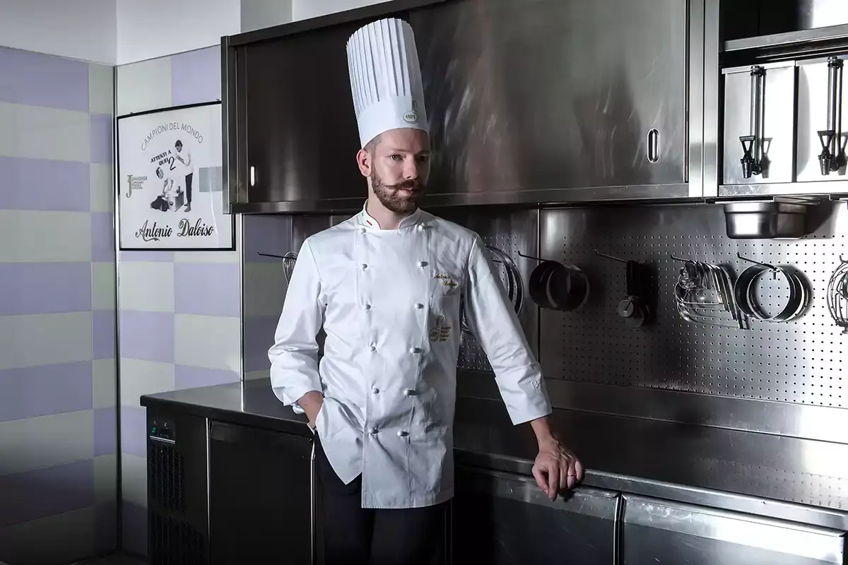 Antonio Daloiso La mano dell&rsquo;artigiano per modellare il dolce di Pasqua