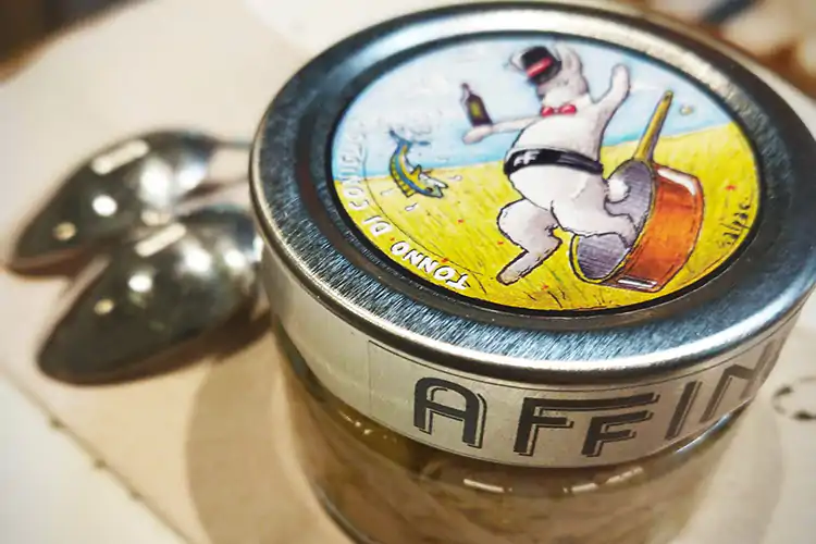Affini riparte con l'aperitivo in barattolo e lo spritz subalpino La ripartenza di Affini a Torino con l'aperitivo in barattolo