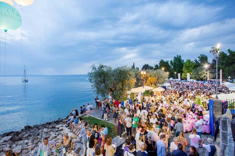 2mila fortunati a Bardolino per Aperitivo sotto le stelle (Aperitivo sotto le stelle Appuntamento a Bardolino) 2mila fortunati a Bardolino per Aperitivo sotto le stelle (Aperitivo sotto le stelle Appuntamento a Bardolino)